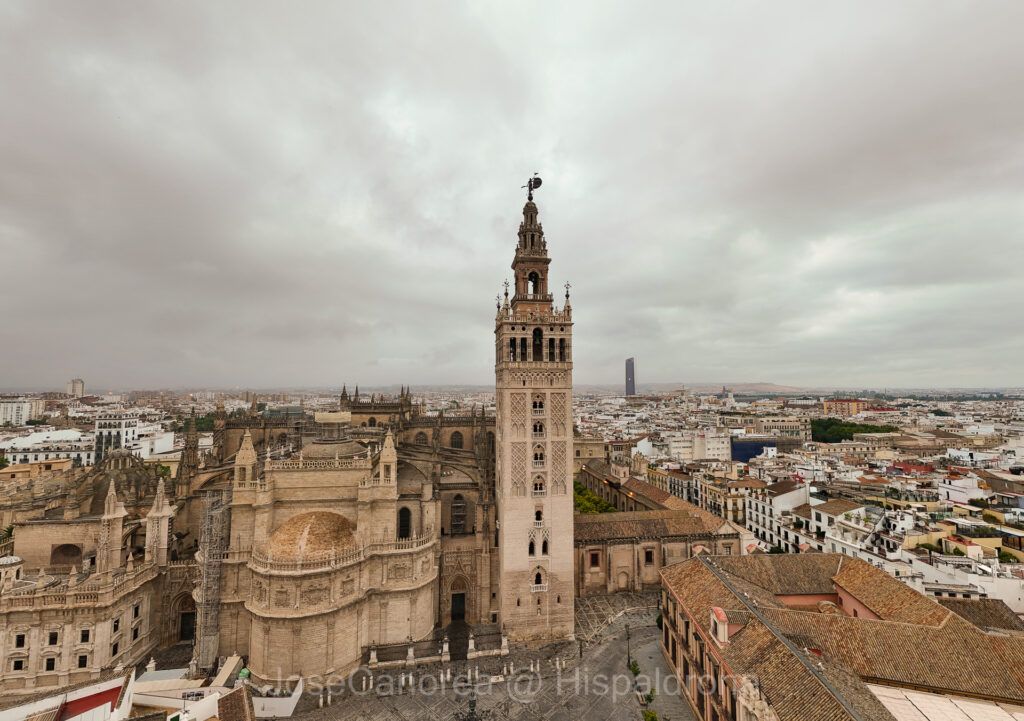 La Giralda de Sevilla a vista de Drone